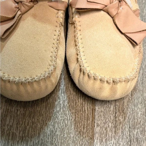 UGG DAKOTA LEATHER BOW SLIPPER SIZE 8 - Picture 3 of 9